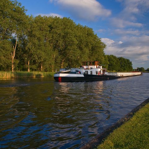 Elbe-Lübeck-Kanal mit Schiff