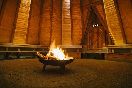 Lagerfeuerromantik in der Köhlerhütte des Naturparkzentrums Uhlenkolk